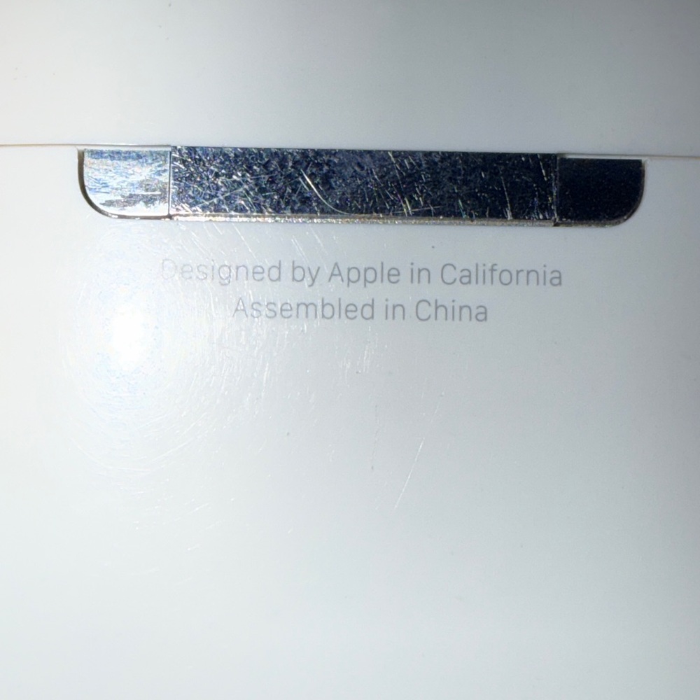 Apple Wireless Earbuds with Charging Case - White - Picture 4 of 8